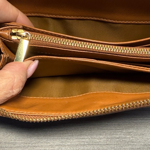 Tory Burch Gold Logo Tan Wallet - Picture 7 of 8
